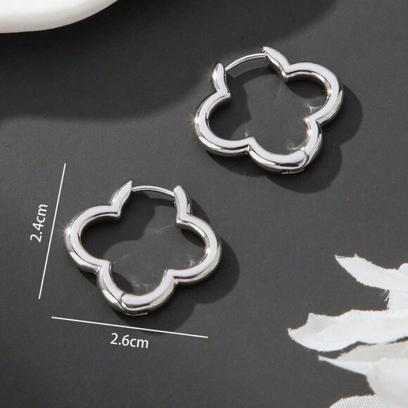 Clover Flower Small Earrings - Silver Color - Picture 3 of 3